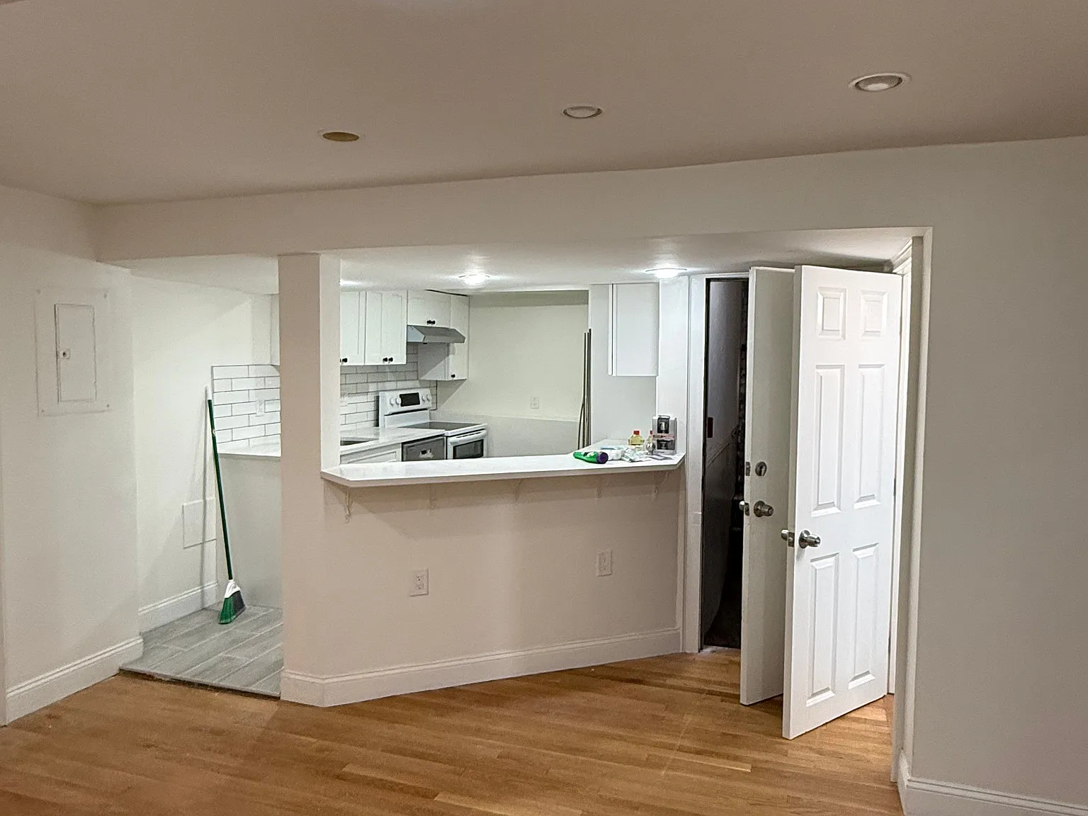 3 bed, 1.5 bath, $3,900 — Photo 2
