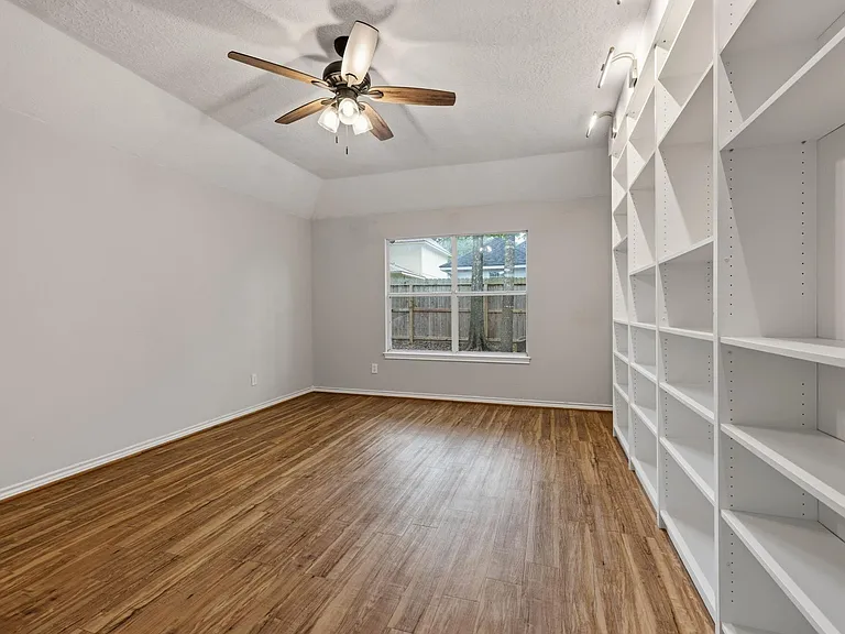 909 Katie Ln — Photo 23