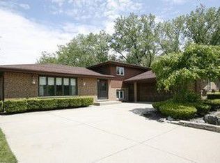 8445 Dixon Ct, Darien, IL