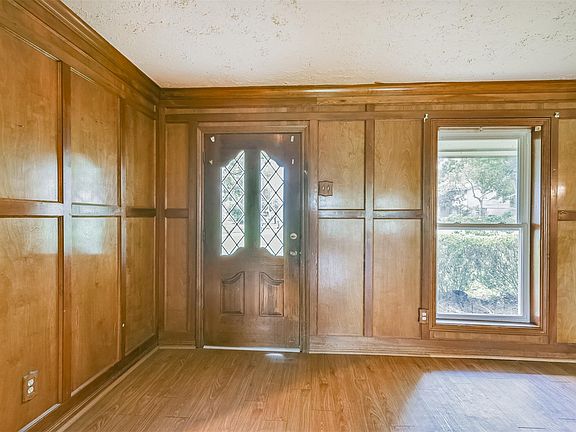 4th image of 1314 Glouchester Ln