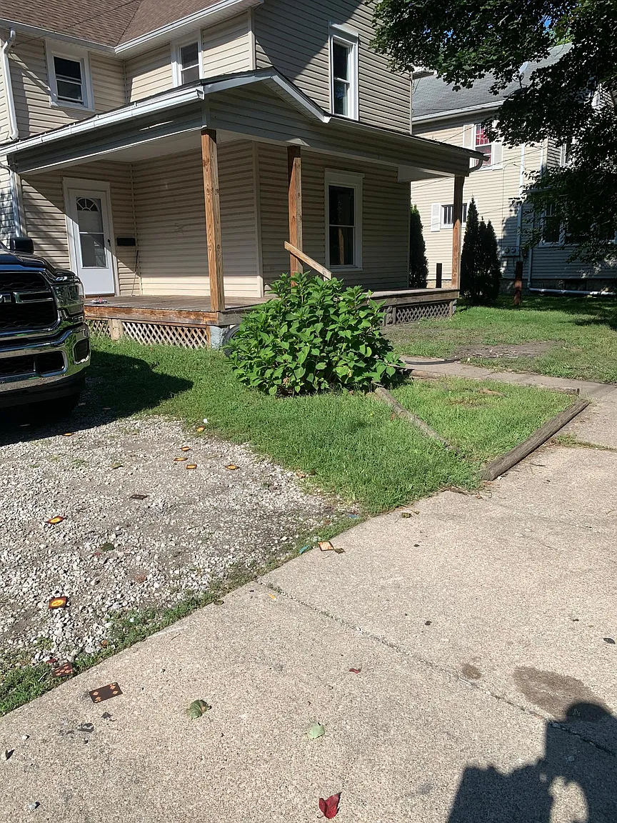 160 Sylvester St photo 1