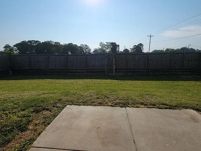 100 Hawthorn Ave — Photo 3