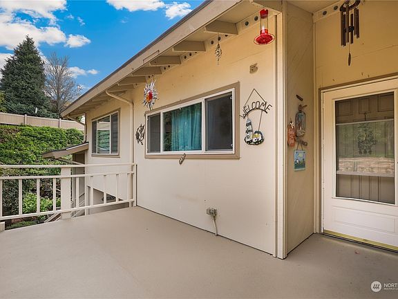 5th image of 6402 East Side Drive NE #5