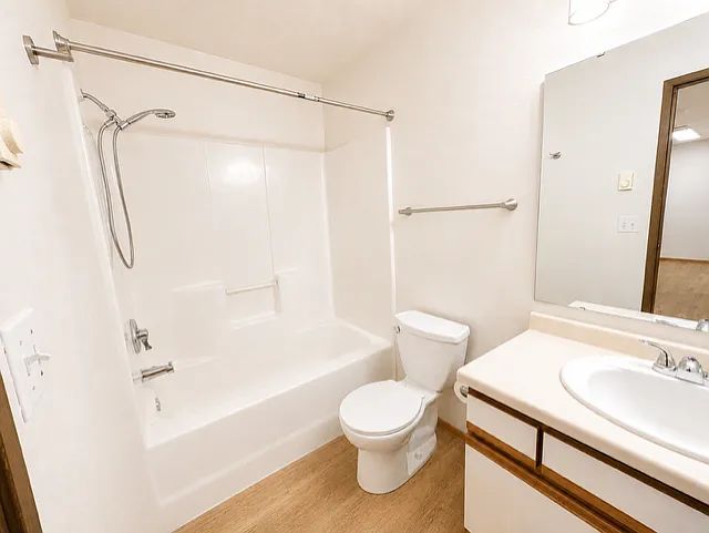 Greenbrier Apartments — Photo 16