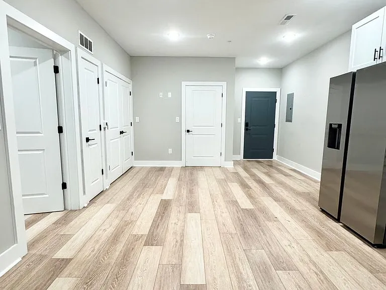 Gorgeous New Diamond St Construction Boasting Luxury Finishes — Photo 30
