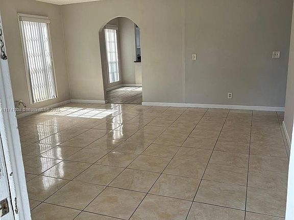 4th image of 4819 Orleans Ct APT A