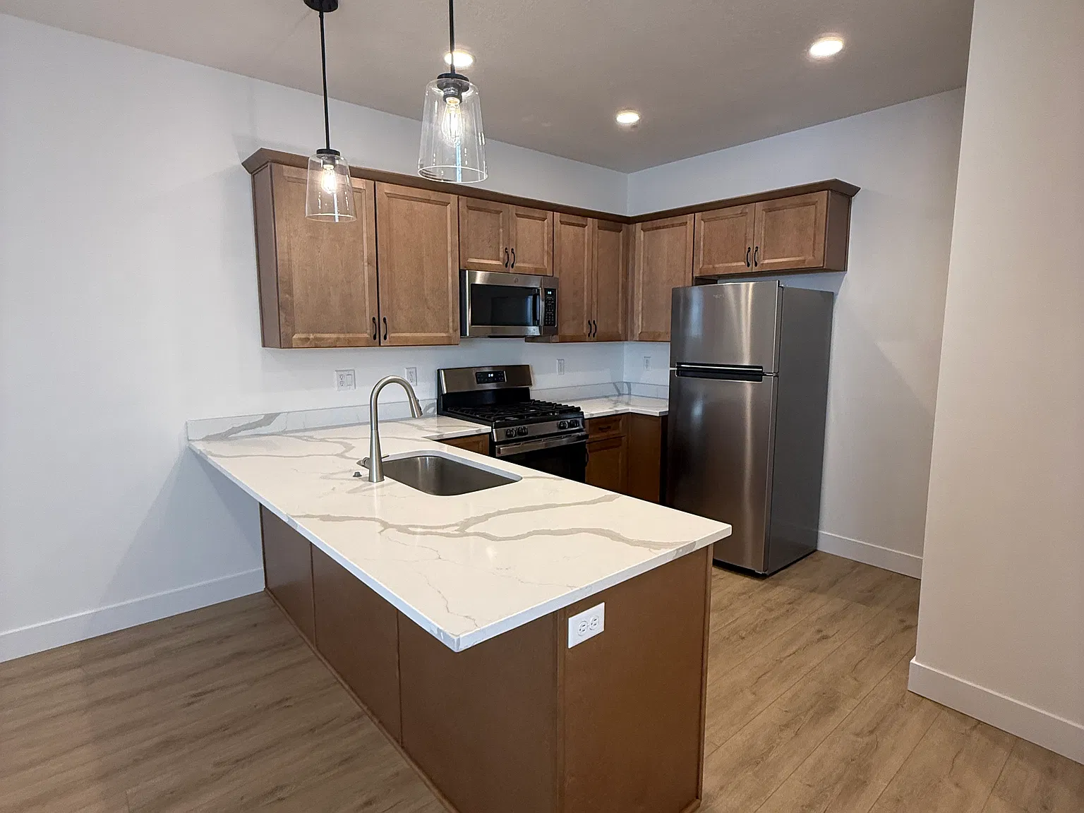 3 bed, 2000 sqft, $2,100 — Photo 2