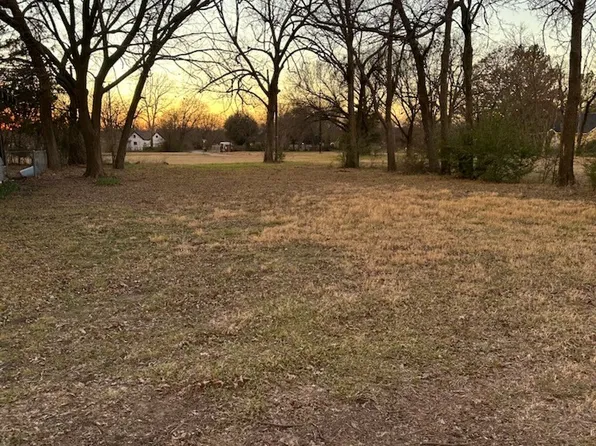 904 N Willow St, Sherman, TX 75090