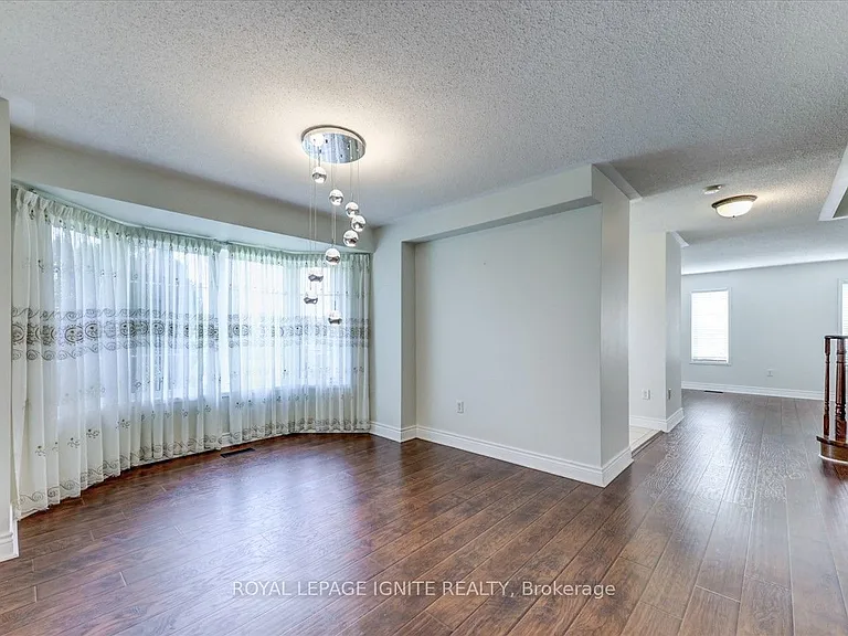 57 Armitage Cres — Photo 14