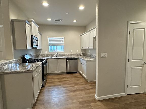 3rd image of 514 S Summit St #101