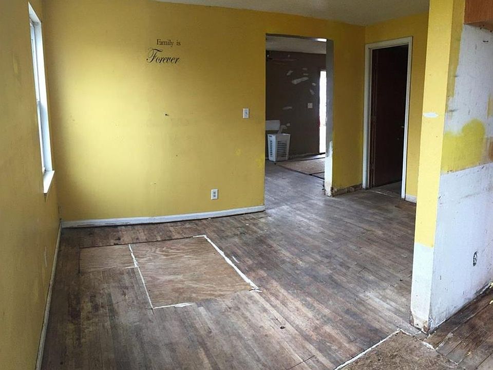 2nd image of 180 N Oak St
