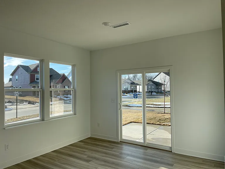 532 Lincoln Cir W — Photo 13
