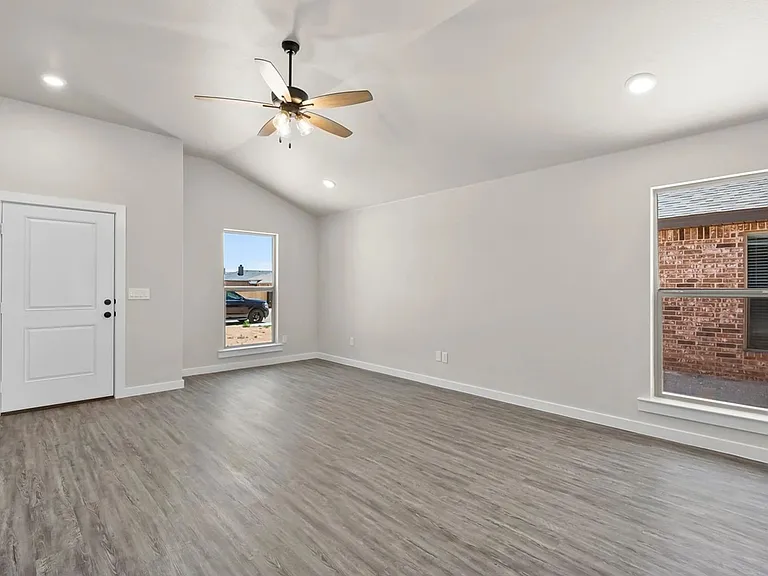 2124 Langford Ave — Photo 2