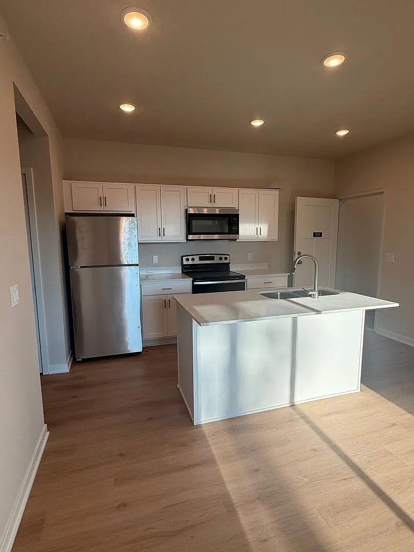 304 SE 3rd Street — Photo 3