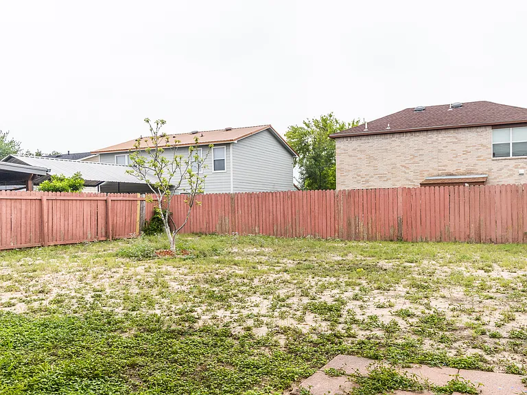 2104 Magnolia St — Photo 2