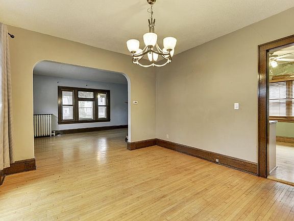 5th image of 1042 12th Ave SE