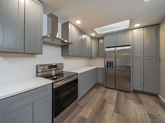 3rd image of 702 S Erin Ave