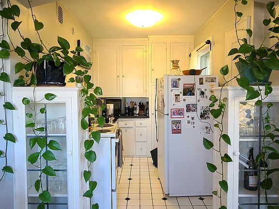4th image of 532 Belmont Ave E #302