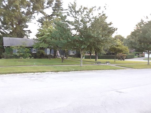 3rd image of 802 Sherwood Dr