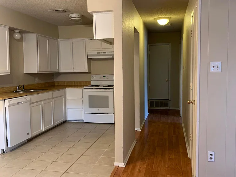 719 Windcrest Dr — Photo 3