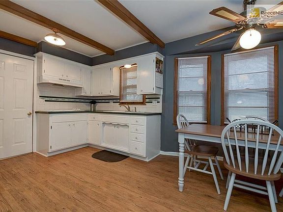 eat in space off of kitchen