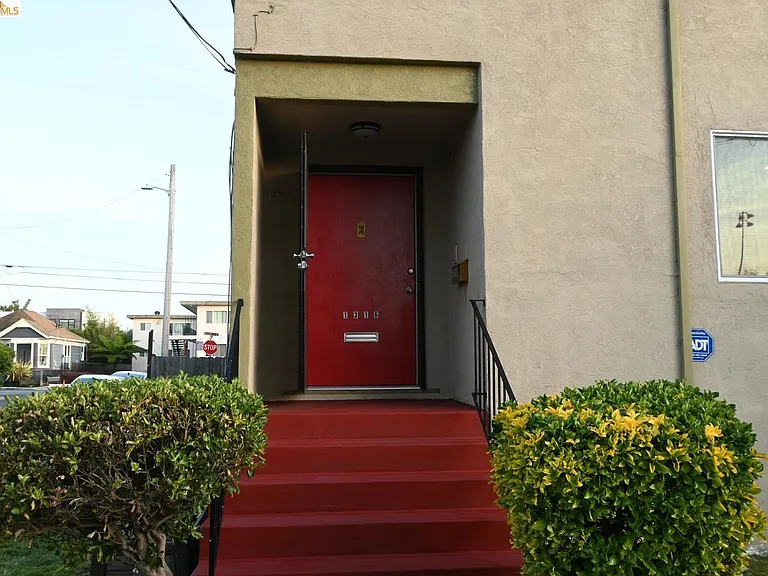 1316 Russell St — Photo 2