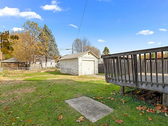 3rd image of 2125 W Moss Ave