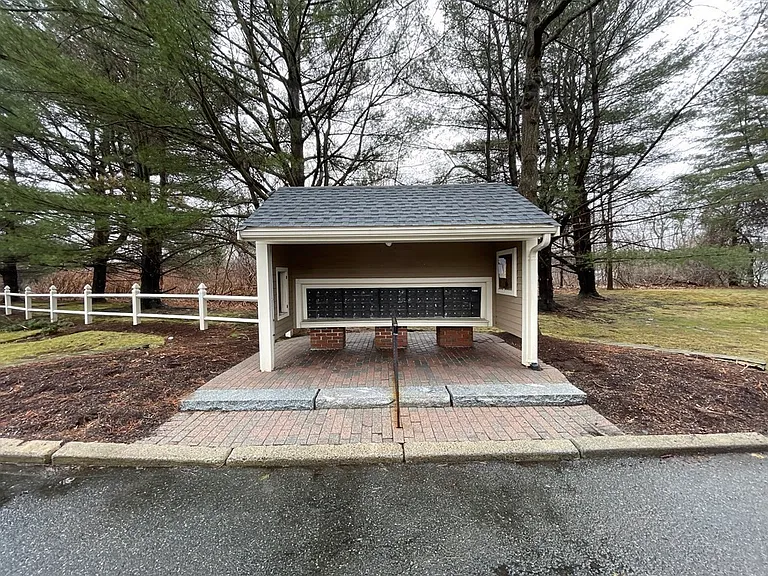 28 Essex Green Ln #D — Photo 16