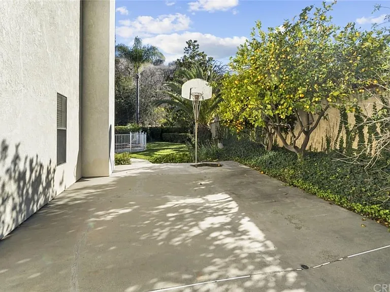 1056 Hooper Dr — Photo 4