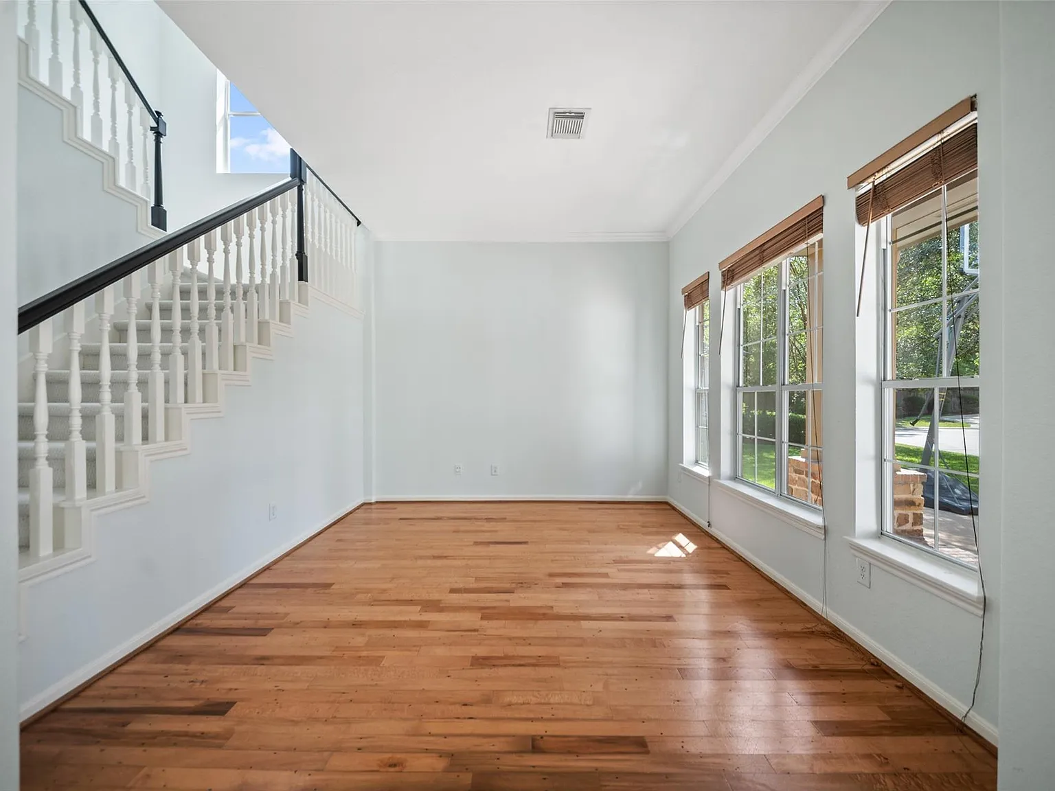 4 bed, 2.5 bath, 2383 sqft, $3,500 — Photo 4