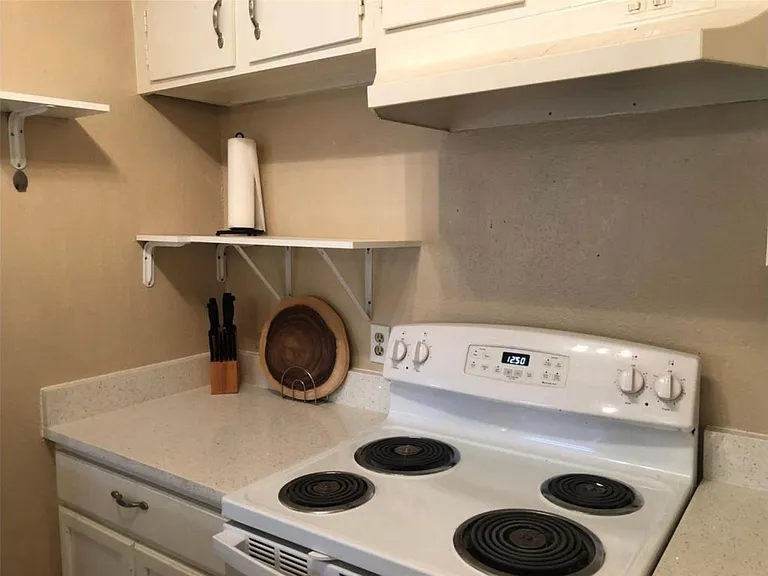 216 W G St — Photo 9