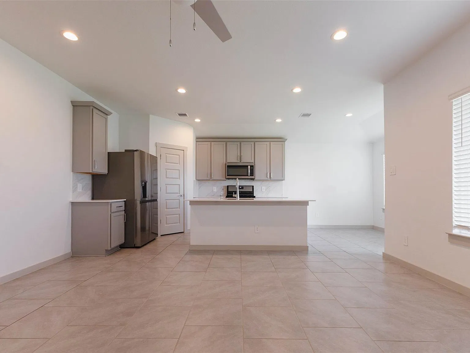 3 bed, 2.0 bath, 1294 sqft, $2,100 — Photo 4