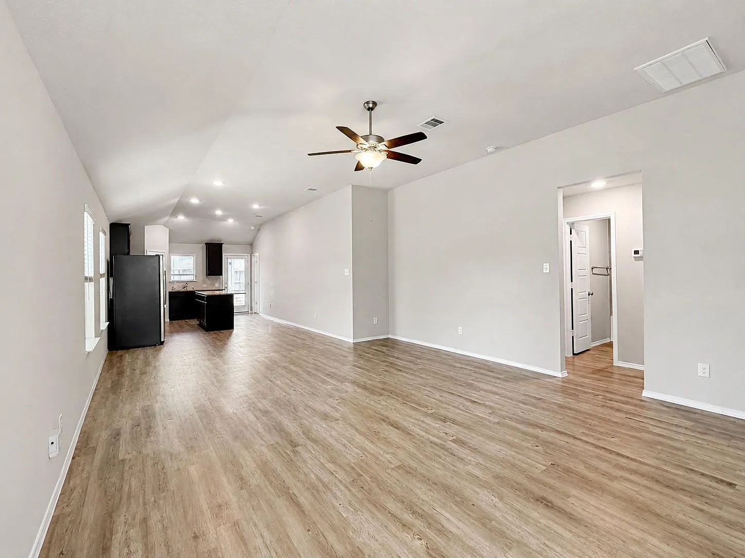 3 bed, 2.0 bath, 1599 sqft, $2,000 — Photo 3
