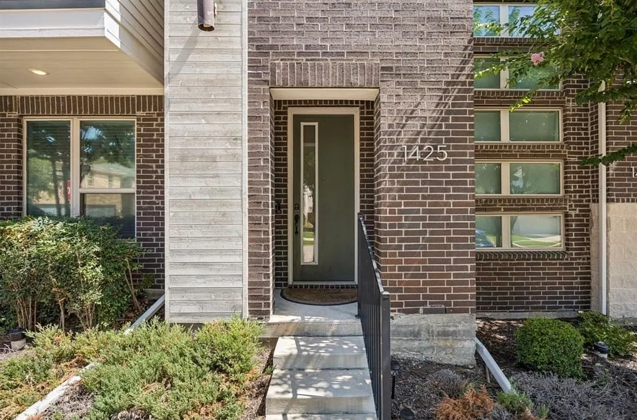 3 bed, 2009 sqft, $2,895 — Photo 1