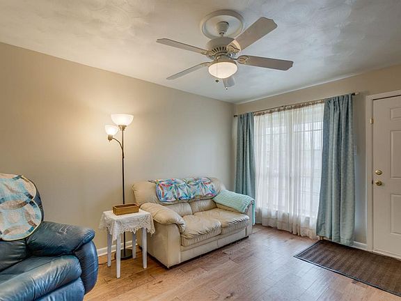 5th image of 723 Pebble Creek Ln