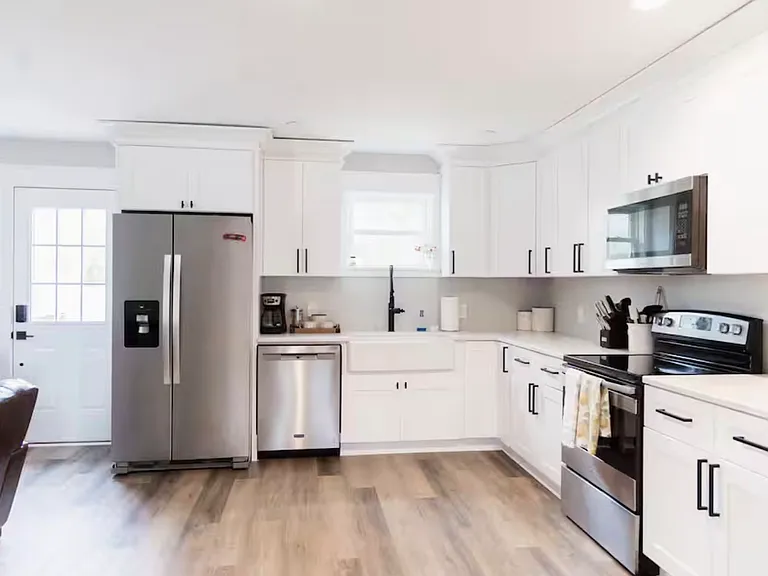 Full kitchen.