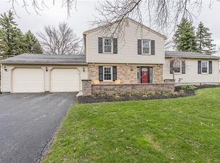 5824 Mountain Ash Dr, Farmington, NY 14425