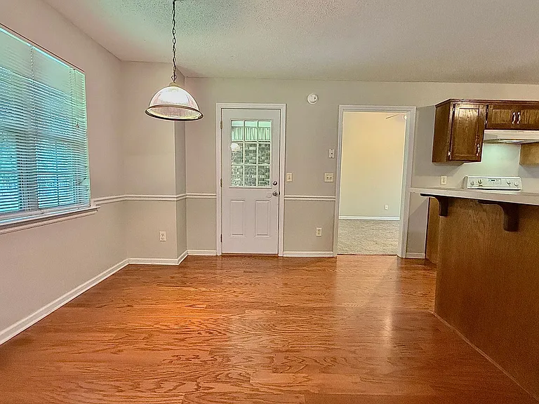 1130 Montclair Dr — Photo 9
