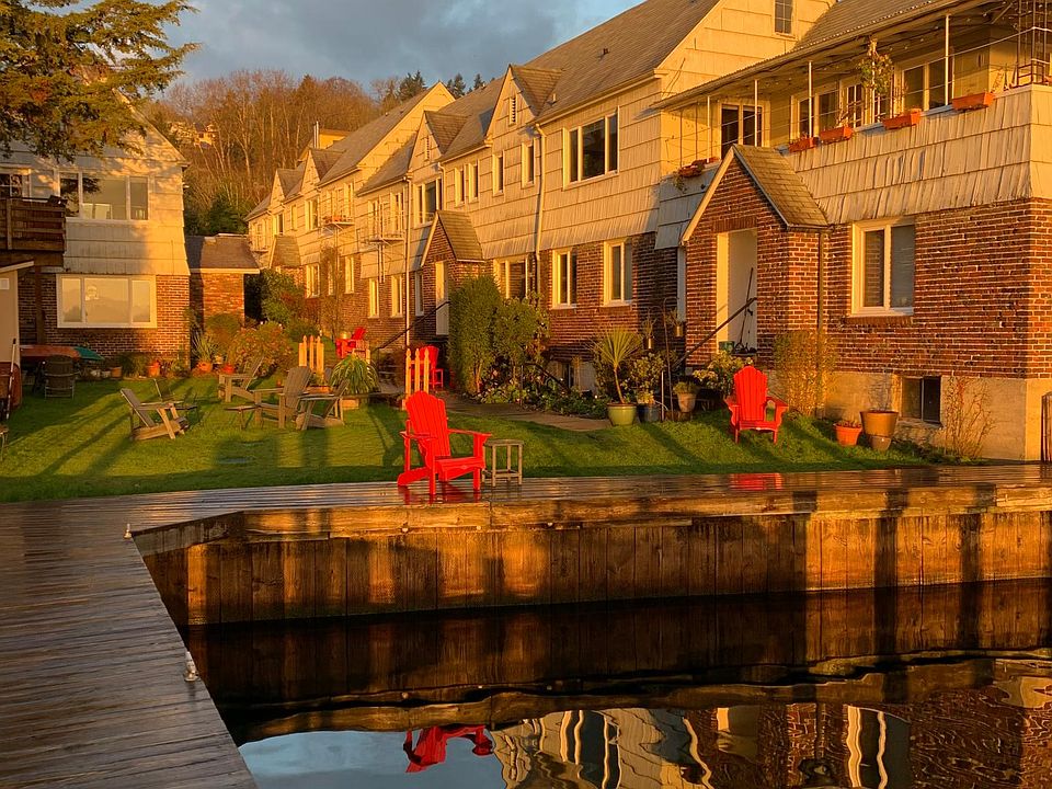 Peaceful Waterfront community with 15 units