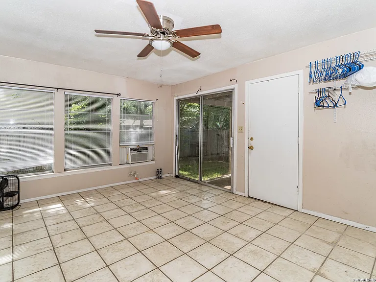 538 W Elsmere Pl — Photo 9