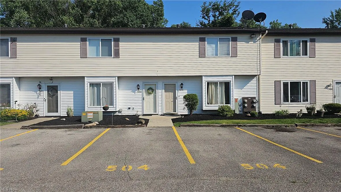 2 bed, 1.5 bath, 900 sqft, $1,500 — Photo 1