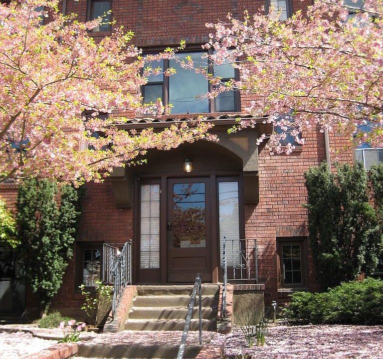 1st image of 2338 Franklin Ave E APT 2