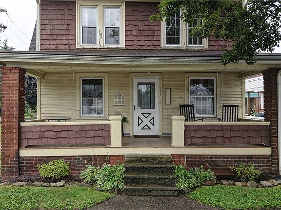 4th image of 121 2nd St SE