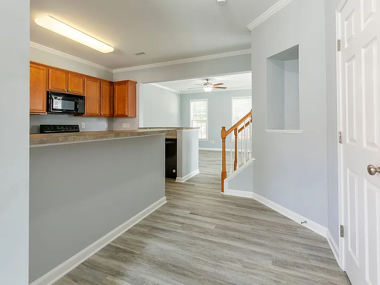 301 Danbury Ct — Photo 5