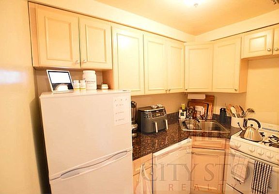 4th image of 24 W 75th St APT 5A