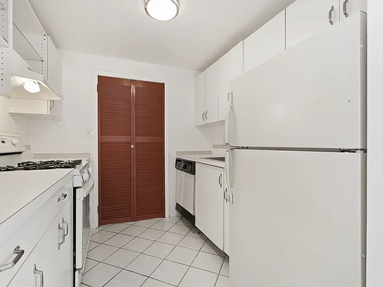 318 38th St #204 — Photo 3