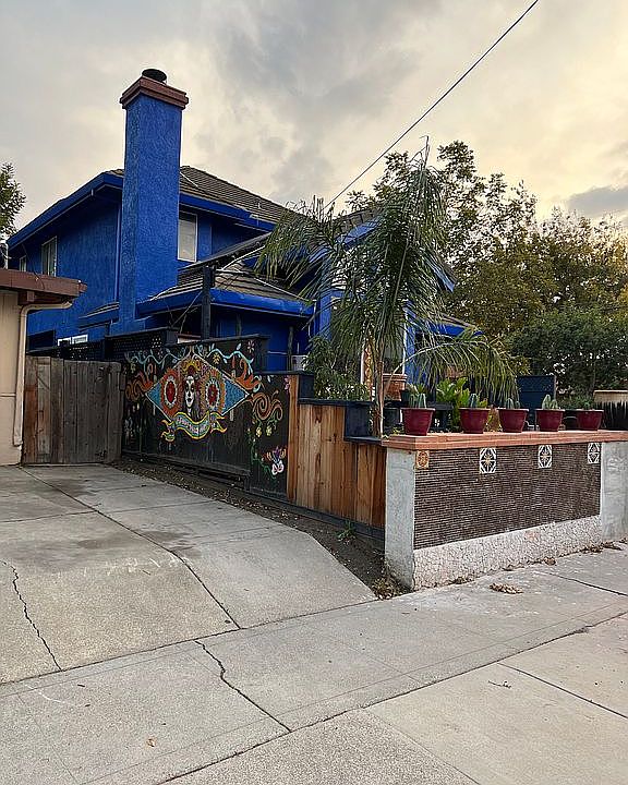 2nd image of 32 W 2nd St