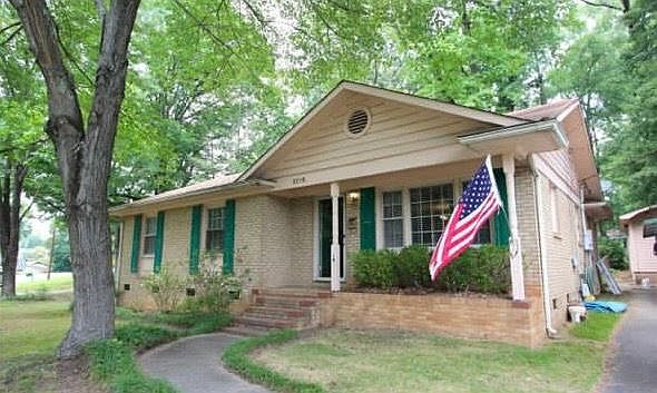 1st image of 2219 Maplecrest Dr