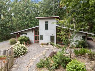 27 Rosebud Ln, Fairview, NC 28730