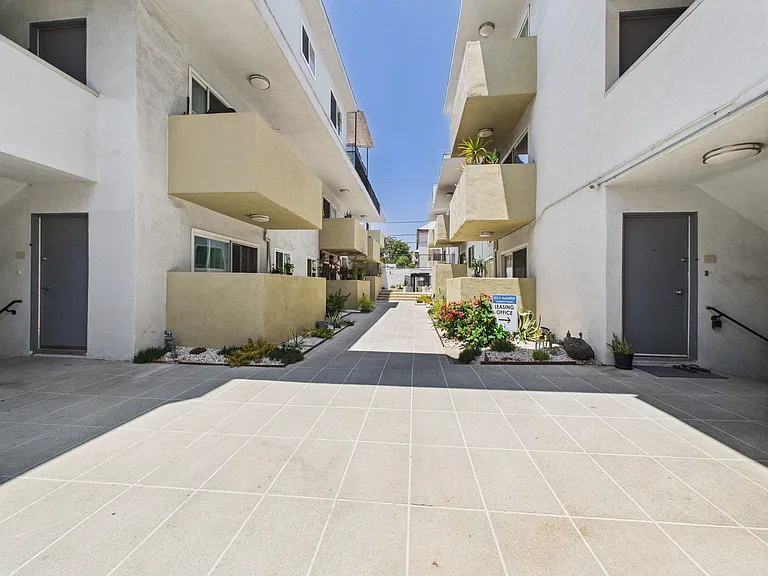 303 Apartments — Photo 47